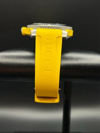 Reloj Gucci Dive 40mm Negro y Amarillo