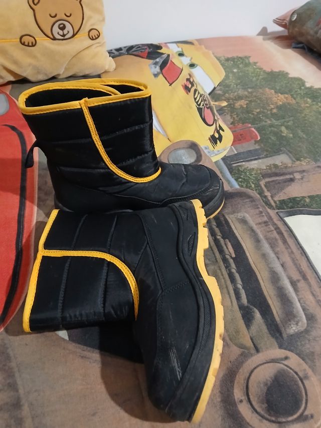 Botas de invierno negras y amarillas
