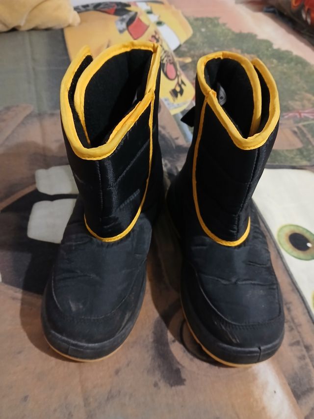 Botas de invierno negras y amarillas