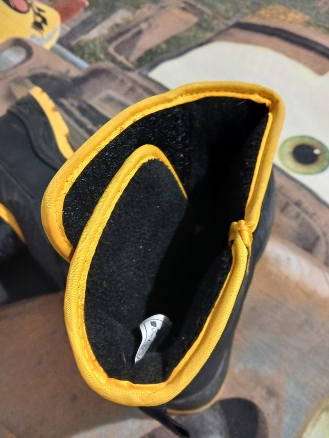 Botas de invierno negras y amarillas