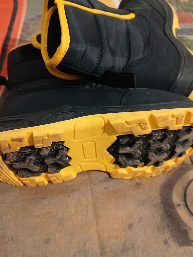 Botas de invierno negras y amarillas