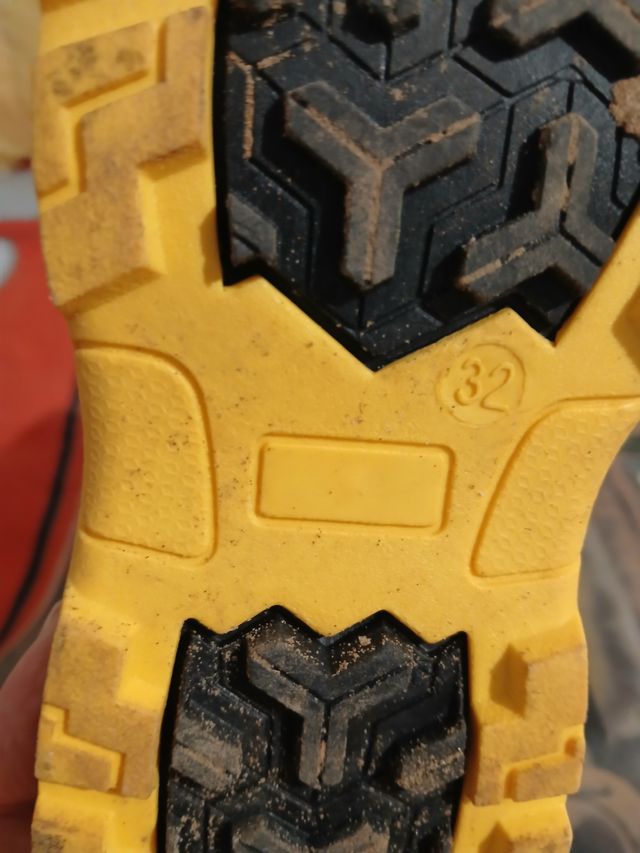 Botas de invierno negras y amarillas