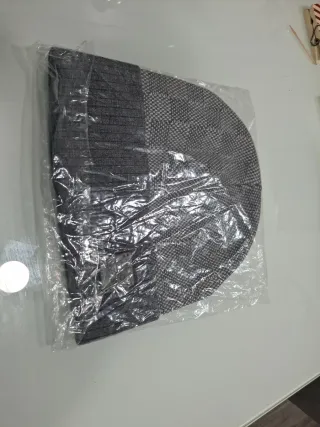 Gorro gris tejido