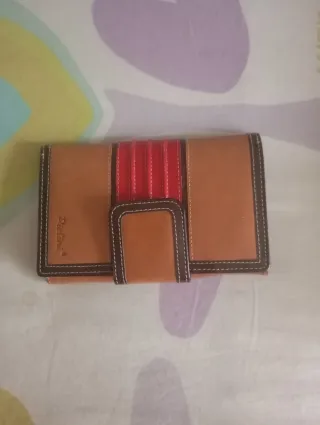 Cartera de piel marrón y roja