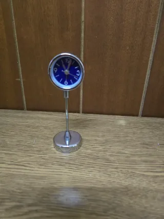 Reloj de mesa pequeño plateado