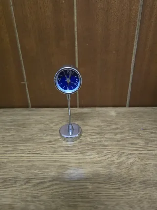 Reloj de mesa pequeño plateado