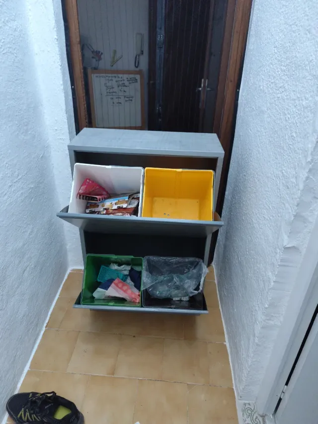 Papelera de reciclaje metálica gris