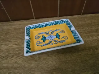 Cenicero decorado amarillo y azul