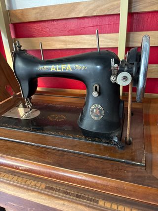 Máquina de coser Alfa antigua