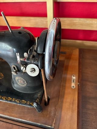 Máquina de coser Alfa antigua