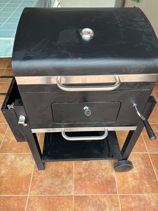 Barbacoa de carbón negra y plateada