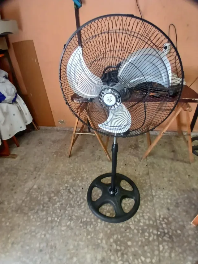 Ventilador de pie negro y plateado