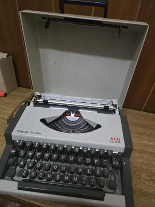 Máquina de escribir AEG Olympia Traveller
