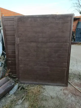 Puerta cancela marrón de panel sándwich 