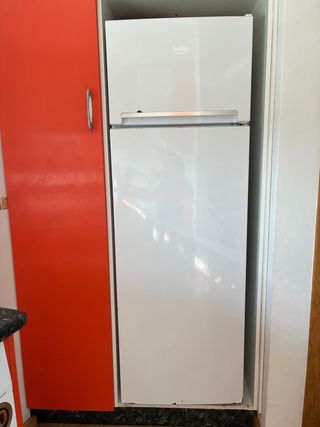 Nevera Beko blanca con detalles funcionando perfec