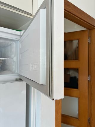 Nevera Beko blanca con detalles funcionando perfec