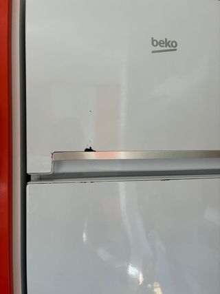 Nevera Beko blanca con detalles funcionando perfec