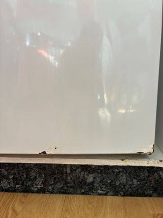 Nevera Beko blanca con detalles funcionando perfec