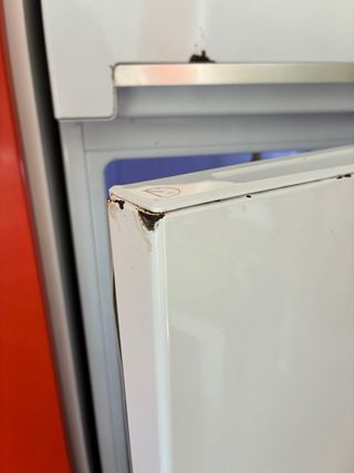 Nevera Beko blanca con detalles funcionando perfec
