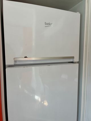 Nevera Beko blanca con detalles funcionando perfec