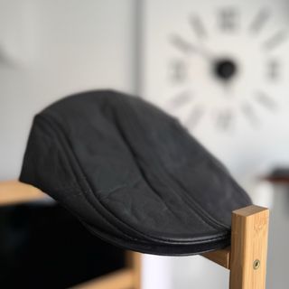 Gorra boina de piel negra y marrón