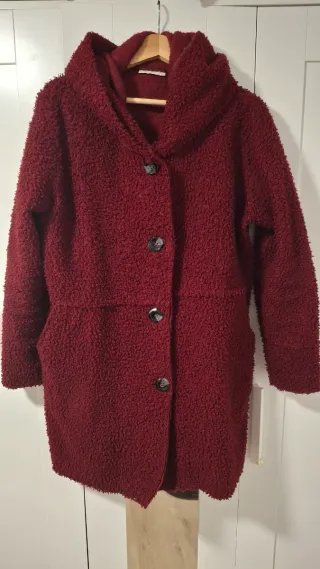 Abrigo granate oversize.