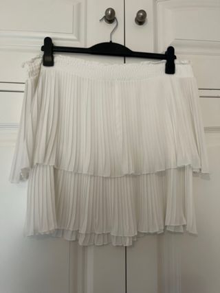 Blusa blanca plisada off the shoulders