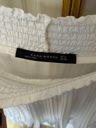 Blusa blanca plisada off the shoulders