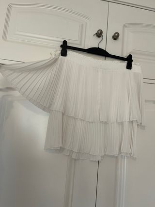 Blusa blanca plisada off the shoulders