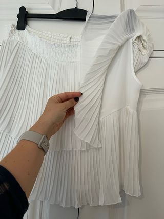 Blusa blanca plisada off the shoulders