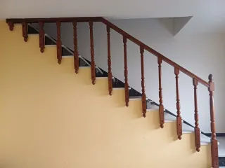 Baranda de escalera de madera