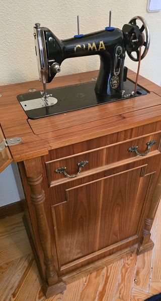 Antigua máquina de coser Cima con mueble
