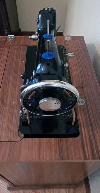 Antigua máquina de coser Cima con mueble