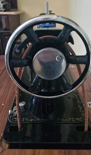 Antigua máquina de coser Cima con mueble