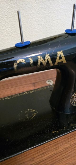 Antigua máquina de coser Cima con mueble