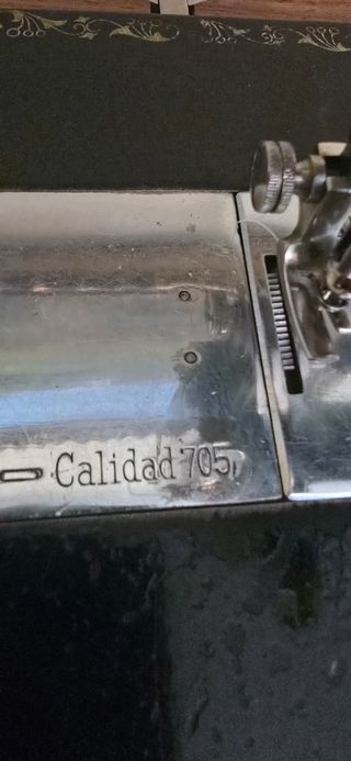 Antigua máquina de coser Cima con mueble