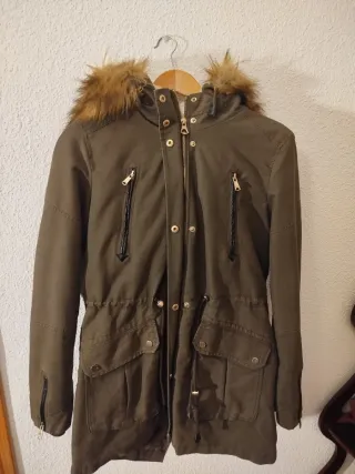 Abrigo verde mujer con capucha y pelo