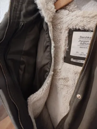 Abrigo verde mujer con capucha y pelo