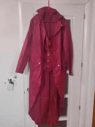 Capa larga roja estilo victoriano