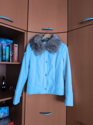Chaqueta con cuello de pelo desmontable