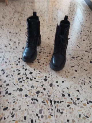 Botas negras con cordones y cremallera 