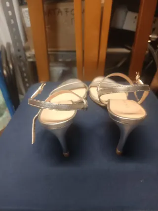 Sandalias Stuart Weitzman doradas/plateadas