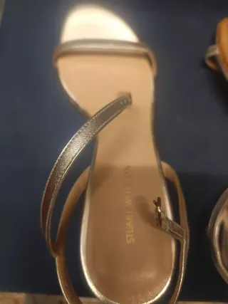 Sandalias Stuart Weitzman doradas/plateadas