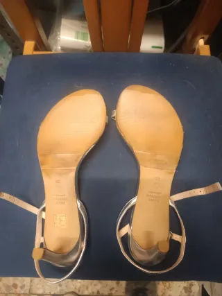 Sandalias Stuart Weitzman doradas/plateadas