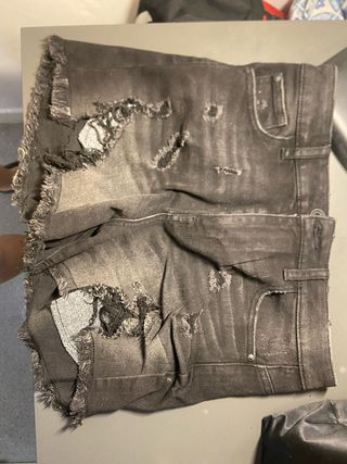 Pantalones vaqueros negros rotos