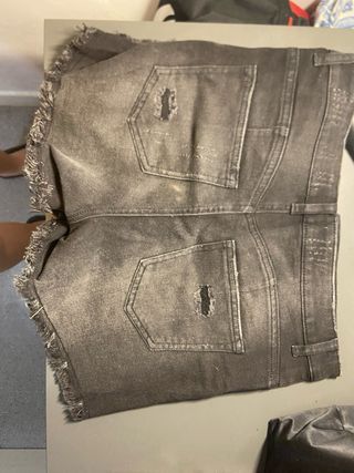 Pantalones vaqueros negros rotos