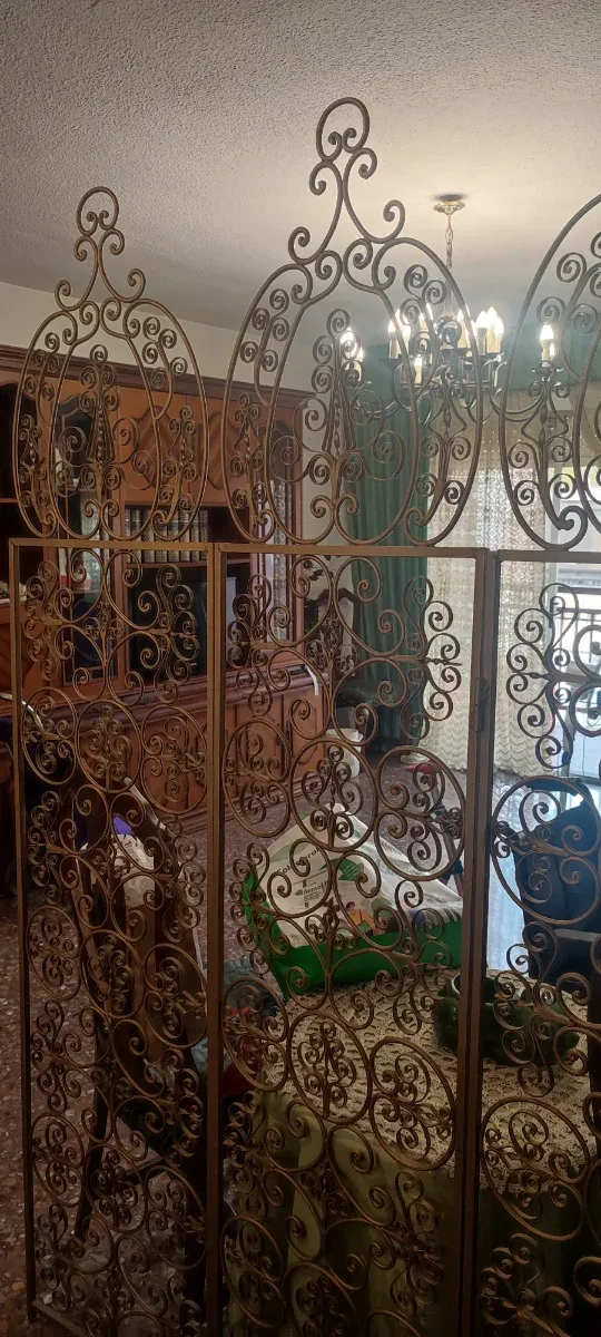 Biombo decorativo dorado de forja