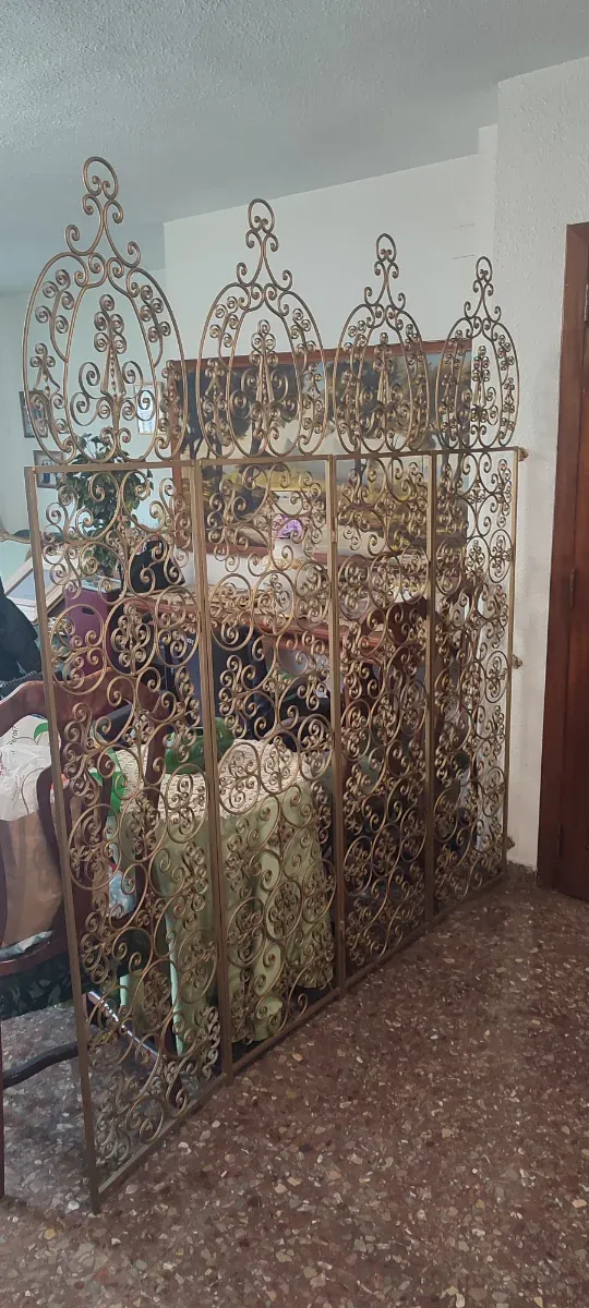 Biombo decorativo dorado de forja