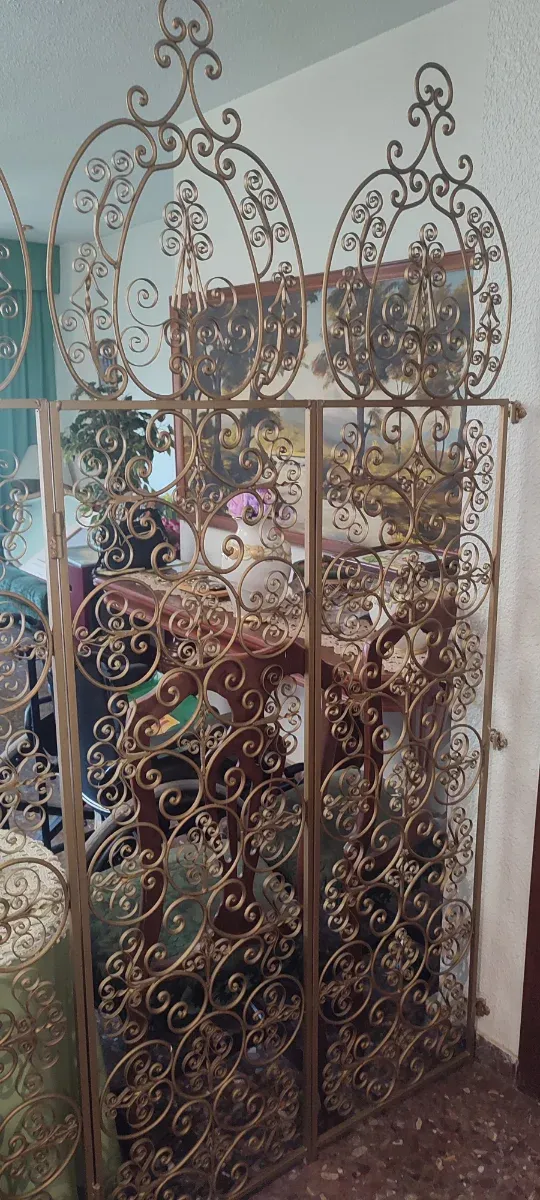 Biombo decorativo dorado de forja