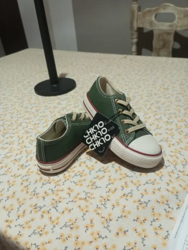 Zapatos CHK10 niño verde y blanco talla 28 de pie